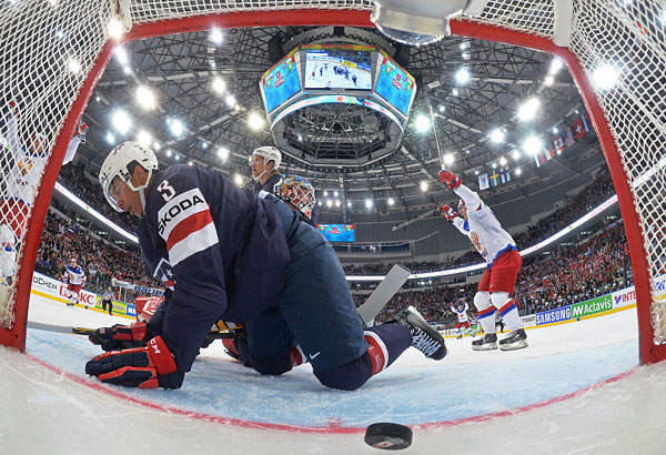 Игрок сборной США Сет Джонс (слева) в матче группового раунда Чемпионата мира по хоккею 2014 между сборными командами России и США.