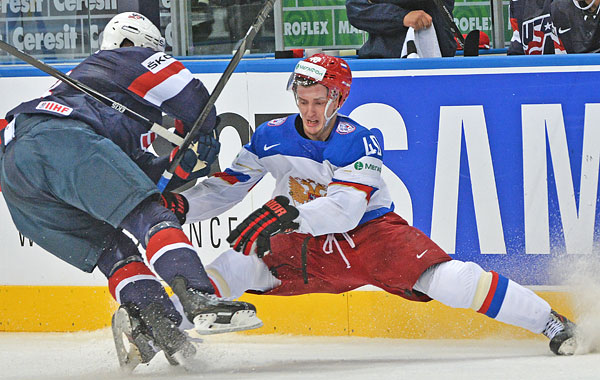 Игрок сборной России Сергей Калинин (справа) в матче группового раунда Чемпионата мира по хоккею 2014 между сборными командами России и США.