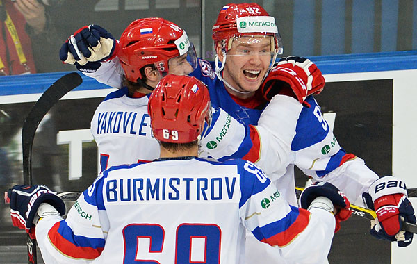 Игроки сборной России Егор Яковлев, Александр Бурмистров и Евгений Кузнецов (слева направо) радуются забитому голу в матче группового раунда Чемпионата мира по хоккею 2014 между сборными командами России и США.