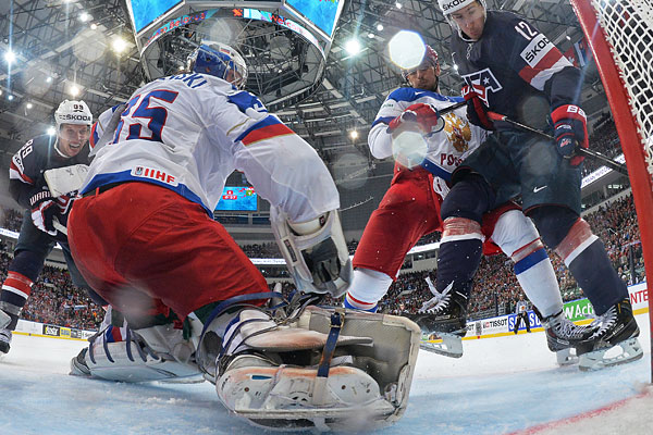 Игрок сборной США Джастин Абделкейдер, вратарь сборной России Андрей Василевский (слева направо) и игрок сборной США Кевин Хейз (справа) в матче группового раунда Чемпионата мира по хоккею 2014 между сборными командами России и США.