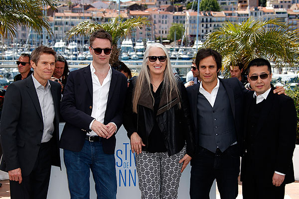 Жюри Каннского фестиваля (слева направо): актер Уиллем Дефо, режиссер Николас Виндинг Рефн, режиссер и председатель жюри конкурса Джейн Кэмпион, актер Гаэль Гарсиа Берналь и режиссер Цзя Чжанкэ.