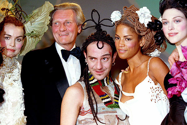 Гальяно и заместитель премьер-министра Великобритании Майкл Хезелтайн во время вручения награды "Лучший британский дизайнер года".