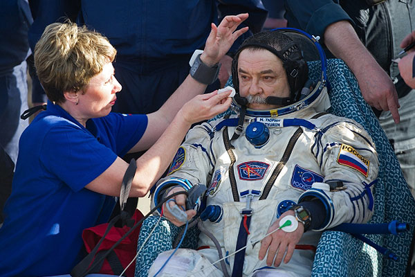 Михаил Тюрин после посадки в Казахстане.