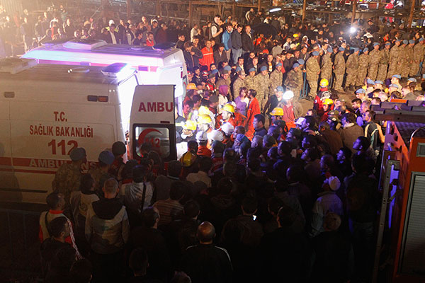 Толпы людей на месте происшествия близ города Сома в провинции Маниса, примерно в 250 км к югу от Стамбула.