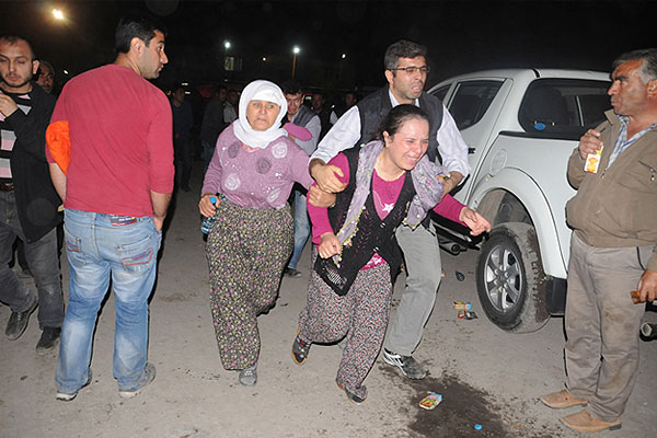 Родственники шахтеров на месте происшествия.