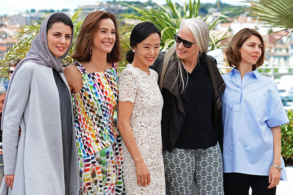 Члены жюри Каннского фестиваля (слева направо):актриса Лейла Хатами, актриса Кароль Буке, актриса Чон До Ен, режиссер и председатель жюри конкурса Джейн Кэмпион, режиссер София Коппола во время фотоколла перед церемонией открытия.