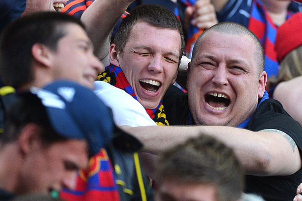 Болельщики ЦСКА радуются забитому голу.