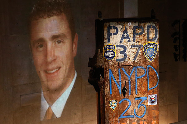 Видеопроекция портрета одной из жертв трагедии 11 сентября.