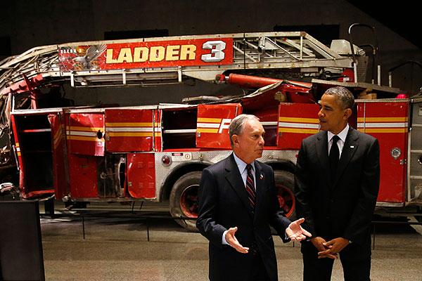 Бывший мэр Нью-Йорка Майкл Блумберг и Барак Обама. На заднем плане - экспонат музея, поврежденная пожарная машина.