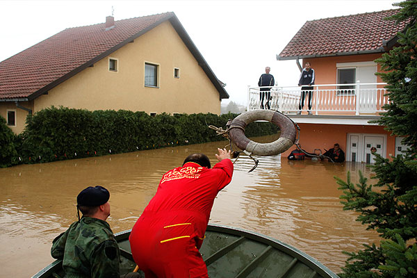 Мужчина бросает спасательный круг.
