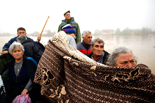 Жители небольшой деревни к востоку от Белграда эвакуируются на лодке.