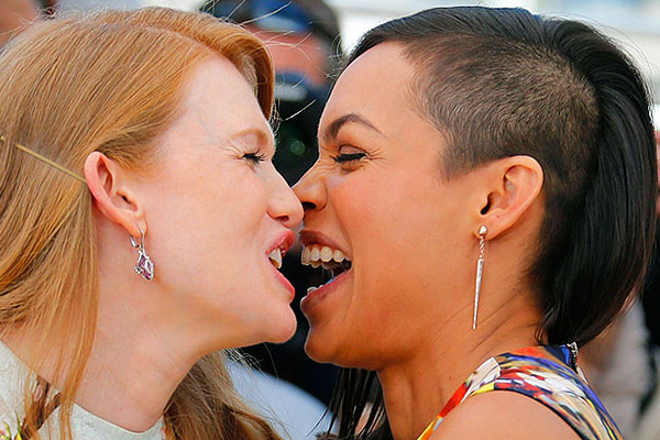 Мирей Инос и Розарио Доусон во время фотоколла.