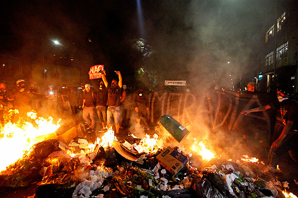 Горы горящего мусора и демонстрации на улицах Сан-Паулу.