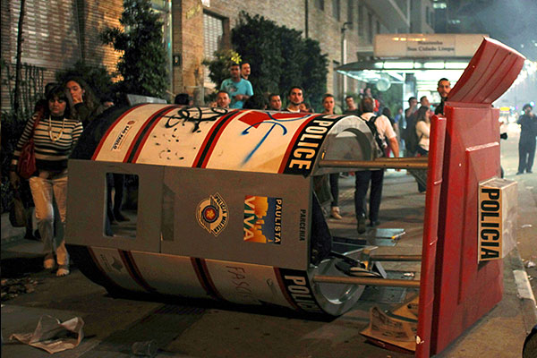 Перевернутая полицейская будка в Сан-Паулу.