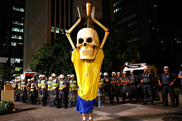 Костюмированное представление во время демонстрации.