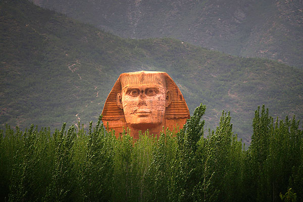 У китайцев теперь есть свой Сфинкс. С широко открытыми глазами он приветствует посетителей парка развлечений.