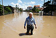 Житель затопленного сербского города Обреновац.