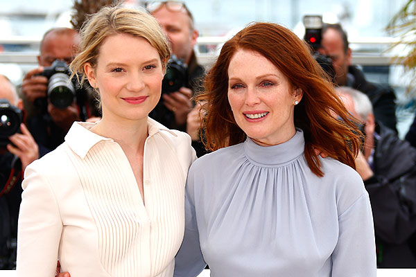 Миа Васиковска и Джулианна Мур представляют в Каннах новый фильм Дэвида Кроненберга "Звездная карта".
