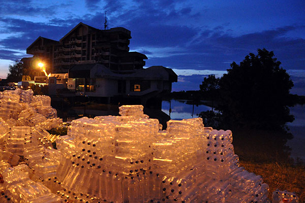 Бутылки с питьевой водой в затопленном городе Обреновац в Сербии.