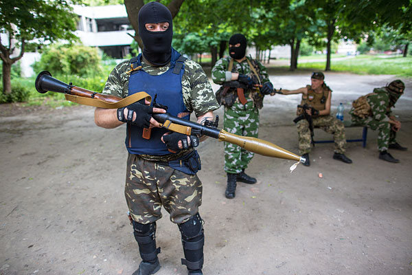 Бойцы народного ополчения Донбасса во дворе одного из домов Краматорска.
