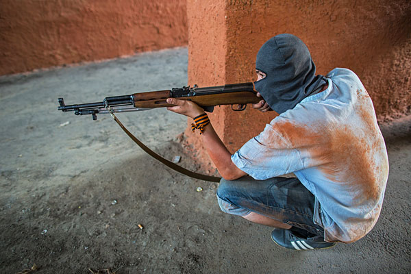 Боец народного ополчения Донбасса во дворе одного из домов Краматорска.