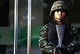 Солдат на страже у входа в Армейский клуб в Бангкоке.
