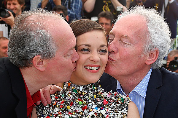 Марион Котийяр и режиссеры Люк и Жан-Пьер Дарденны на фотоколле к фильму "Два дня, одна ночь".