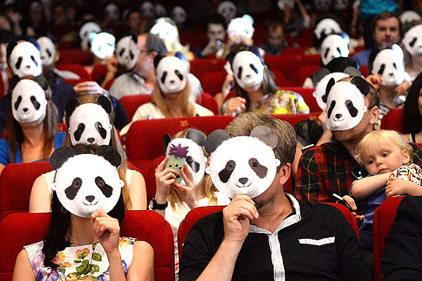 Зрители в зале на премьере фильма Карена Оганесяна "Подарок с характером".