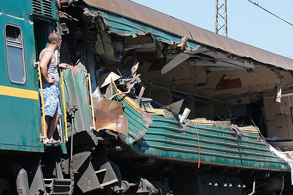 По факту столкновения двух поездов уже возбуждено уголовное дело по части 3 стати 263 УК РФ (нарушение правил безопасности движения и эксплуатации железнодорожного транспорта, повлекшее по неосторожности смерть двух или более лиц).