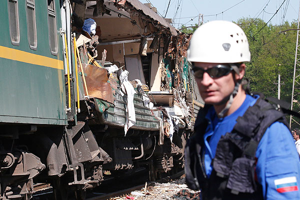 Спасательные работы на месте столкновения поездов.