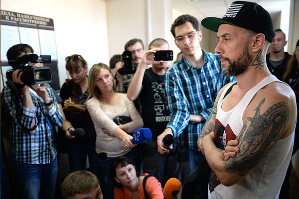 Музыкант польской группы Behemoth Адам Михал "Nergal" Дарский отвечает на вопросы журналистов в здании Октябрьского районного суда в Екатеринбурге.