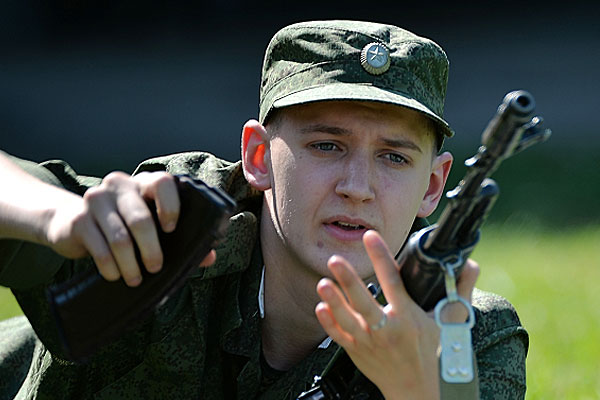 Максим Ковтун во время учебных стрельб в поселке Калининец Московской области.