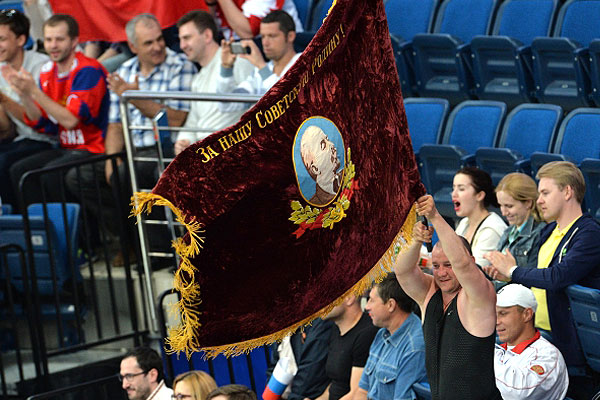 Раритетные знамена на трибунах.