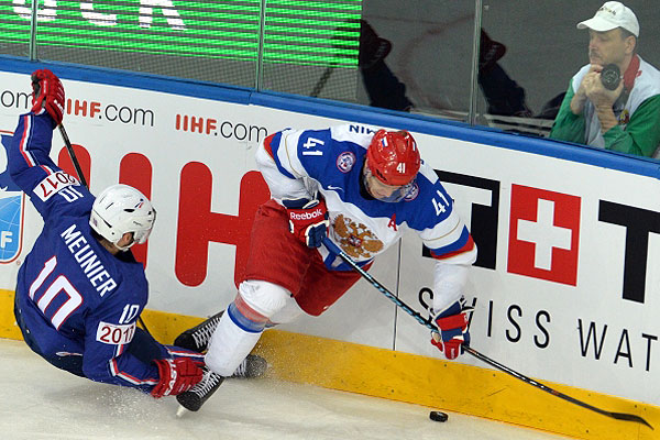 Игрок сборной России Николай Кулемин (справа).