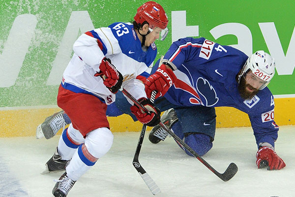 Игрок сборной России Александр Кутузов (слева).