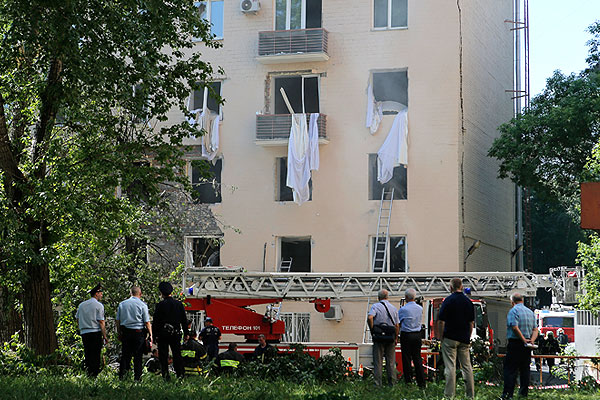 Выбиты взрывом оконные рамы.