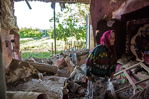 80-летняя жительница села Семеновка под Славянском в доме, разрушенном в результате попадания снаряда во время ночного артобстрела украинскими силовиками.