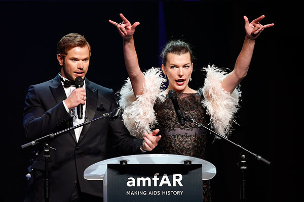 Актеры Келлан Лутц и Мила Йовович.