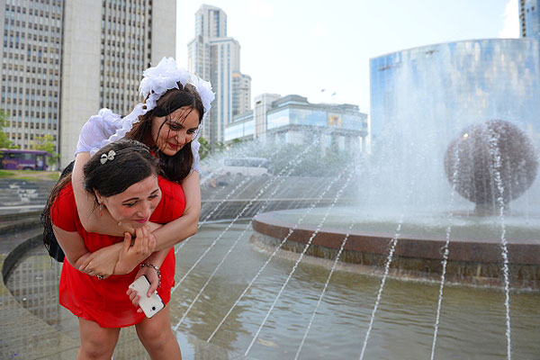 Выпускницы гуляют в день Последнего звонка на Октябрьской площади в Екатеринбурге.