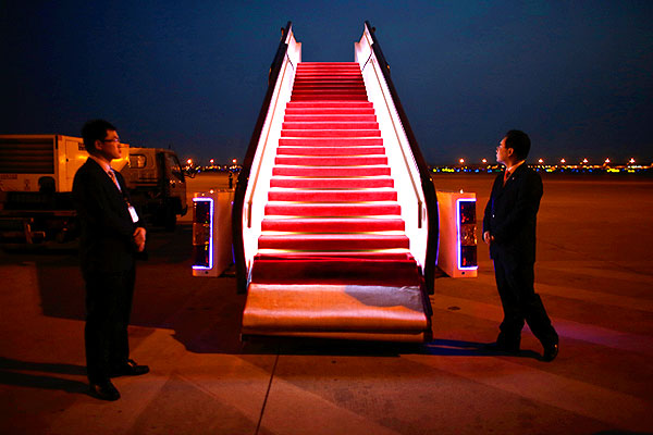 Сотрудники службы безопасности шанхайского аэропорта у трапа.