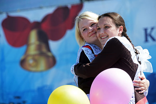 Выпускницы на площади у стадиона "Арена-Казань" в день Последнего звонка в Казани.