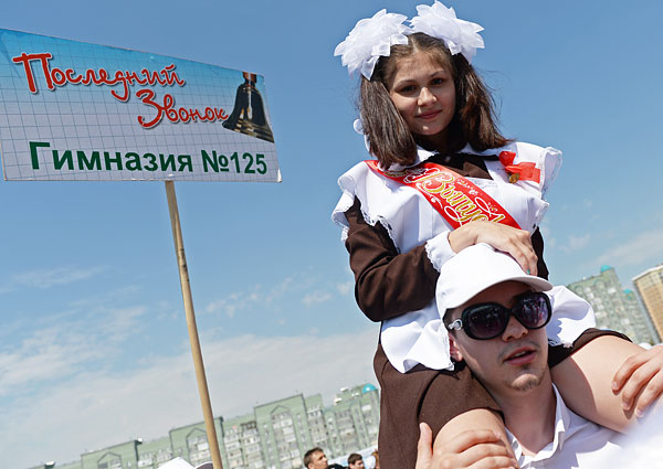 Выпускники на площади у стадиона "Арена-Казань" в день Последнего звонка в Казани.