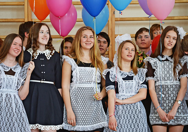 Выпускницы гимназии №9 в Екатеринбурге в день Последнего звонка.