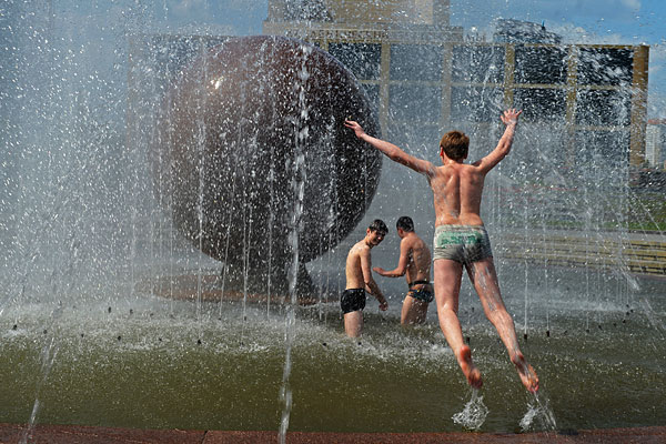 Выпускники купаются в фонтане в день Последнего звонка на Октябрьской площади в Екатеринбурге.