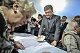 Кандидат в президенты Украины Петр Порошенко на одном из избирательных участков в Киеве.