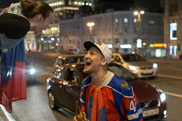 Отмечающие победу болельщики в центре Москвы.