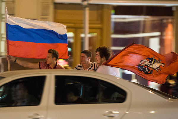 Молодые люди празднуют победу.