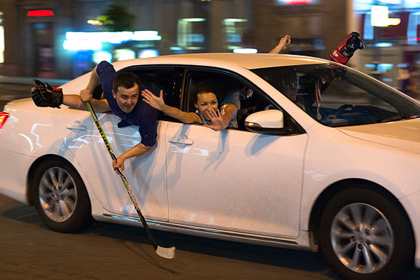 Москва празднует победу российской сборной по хоккею.