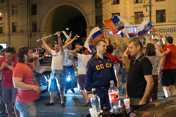 Поздний вечер. Болельщики празднуют победу.