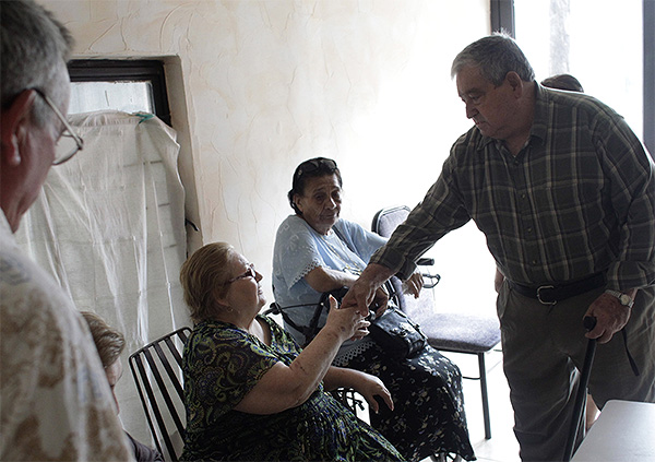 Мать Мануэля Урибе принимает соболезнования.